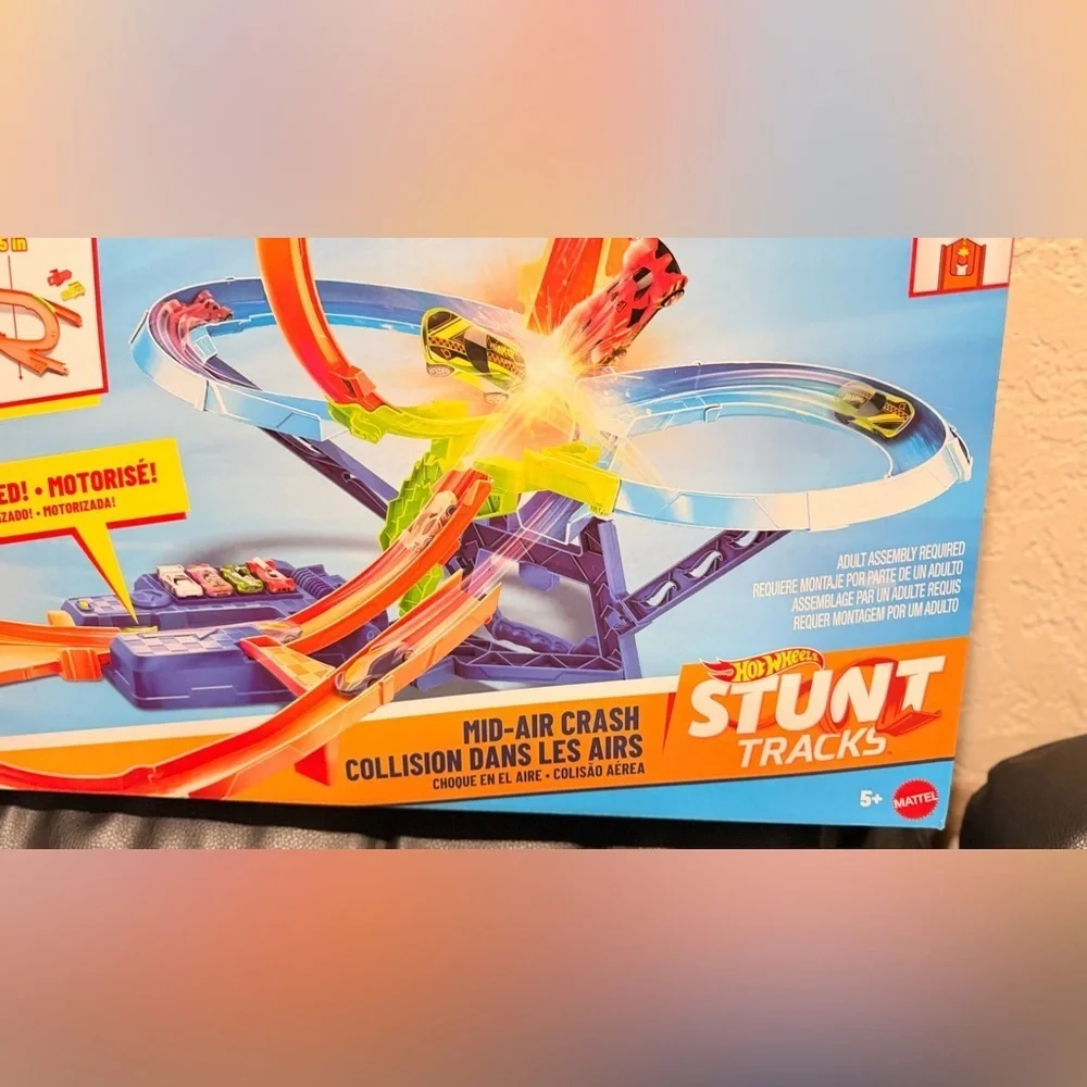Hot Wheels Stunt Tracks Mid-Air Crash Playset with 1:64 Scale Die-Cast Toy